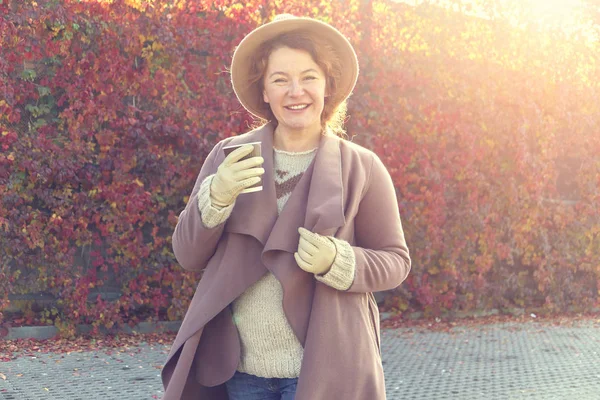 快乐的女人在秋天的午后散步 在新鲜空气中喝一杯热咖啡是很好的 — 图库照片
