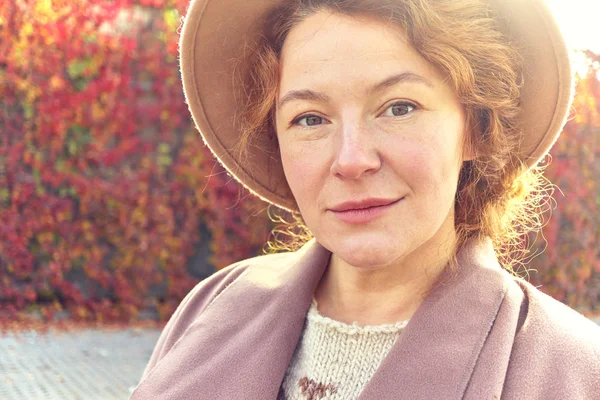 Retrato Femenino Cerca Mientras Camina Tarde Otoño Mujer Tiene Cuarenta — Foto de Stock