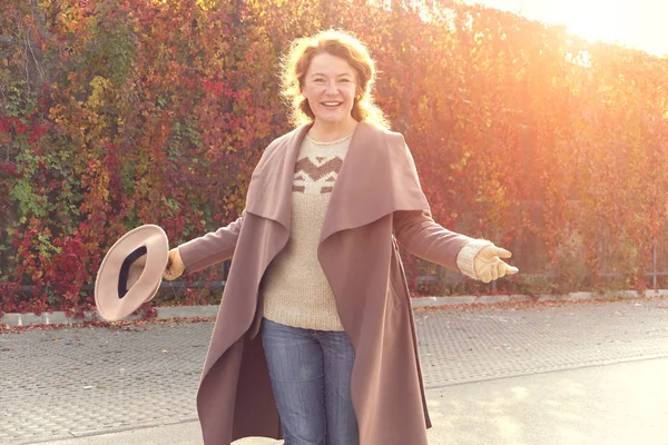 Πολύ Ευτυχισμένη Γυναίκα Περπατά Στην Φθινοπωρινή Ημέρα — Φωτογραφία Αρχείου