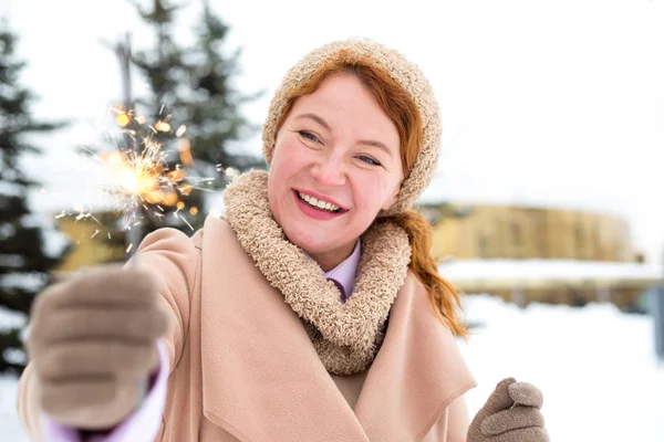 Gelukkige Vrouw Winter Vrouw Buitenshuis Een Winterdag Tegen Een Achtergrond — Stockfoto