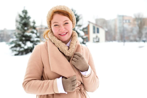 Gelukkige Vrouw Winter Vrouw Buitenshuis Een Winterdag Tegen Een Achtergrond — Stockfoto