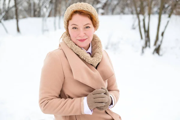 Ευτυχισμένη Γυναίκα Στη Διάρκεια Του Χειμώνα Γυναίκα Εξωτερικούς Χώρους Μια — Φωτογραφία Αρχείου