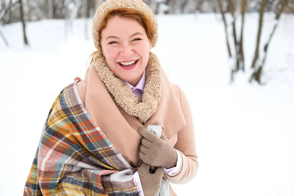 Gelukkige Vrouw Winter Vrouw Buitenshuis Een Winterdag Tegen Een Achtergrond — Stockfoto