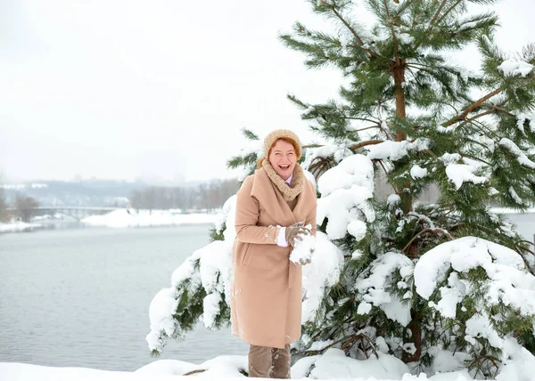 Gelukkige Vrouw Winter Vrouw Buitenshuis Een Winterdag Tegen Een Achtergrond — Stockfoto