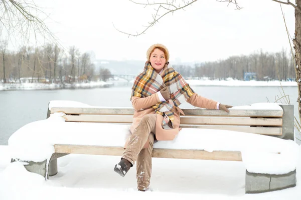 Gelukkige Vrouw Winter Vrouw Buitenshuis Een Winterdag Tegen Een Achtergrond — Stockfoto