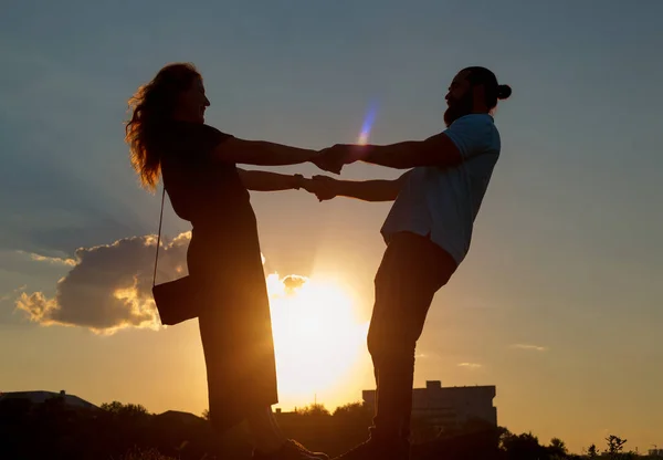Siluet Mutlu Yetişkin Çift Erkek Kadın Doğa Günbatımı Işınları Içinde — Stok fotoğraf