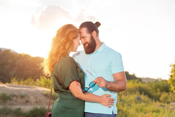 Glada Vuxna Par Man Och Kvinna Över Vackra Älskare Naturen — Stockfoto