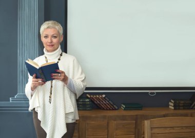 kadın bir kitap okuyor.