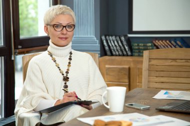 Ofiste iş yerinde iş kadın portre.