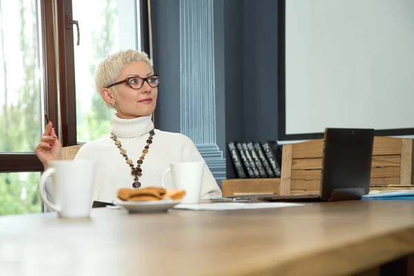 Affärskvinna Arbete Kontoret — Stockfoto