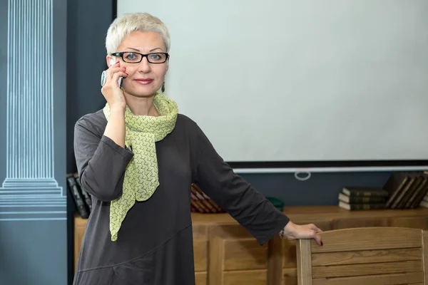 Donna Adulta Con Gli Occhiali Sta Parlando Telefono Ufficio — Foto Stock