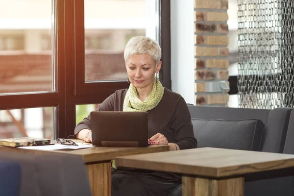Vuxen Kvinna Som Arbetar Med Laptop Sitter Café Nära Fönstret — Stockfoto
