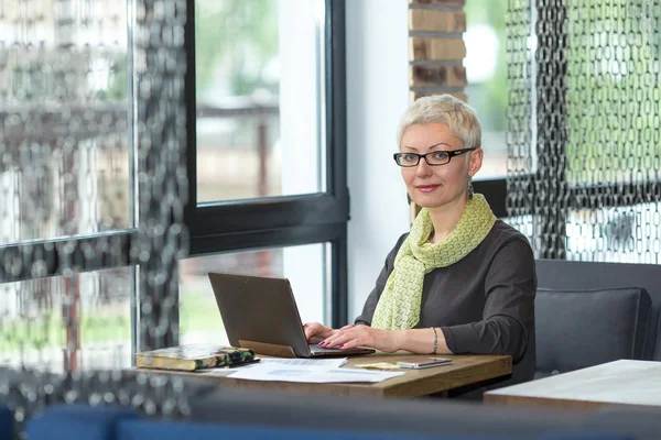 Arbetsdag Attraktiva Affärskvinna Affärskvinna Glasögon Som Sitter Hennes Arbetsplats Kontoret — Stockfoto