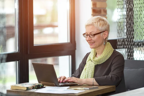 Attraktiv Vuxen Affärskvinna Inne Den Bärbara Skärmen Och Ler Medan — Stockfoto