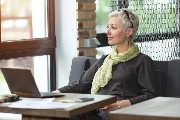 Arbetsdag Attraktiva Affärskvinna Affärskvinna Glasögon Som Sitter Hennes Arbetsplats Kontoret — Stockfoto