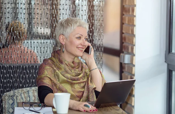 Affärskvinna Talar Telefon Och Arbetar Bärbar Dator — Stockfoto