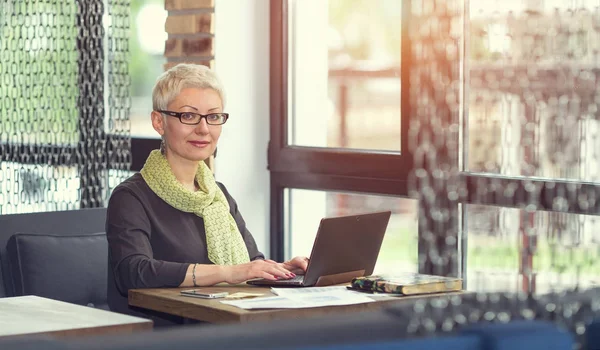 Lycklig Vuxen Kvinna Glasögon Fungerar Datorn Gör Din Favorit Sak — Stockfoto