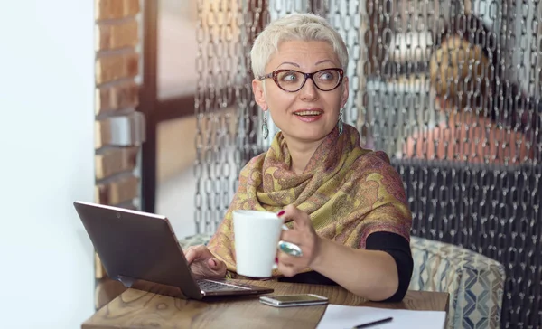 Affärskvinna Med Glasögon Som Sitter Vid Café Bord Dricka Kaffe — Stockfoto