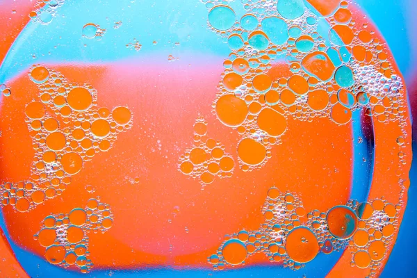 Lingkaran Minyak Pada Air Biru Oranye Latar Belakang Latar Belakang — Stok Foto