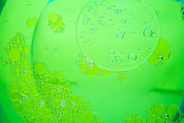 Lingkaran Minyak Pada Latar Belakang Air Hijau Latar Belakang Abstrak — Stok Foto