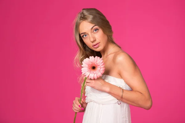 Mulher Jovem Bonita Com Uma Flor Gerbera Mãos — Fotografia de Stock