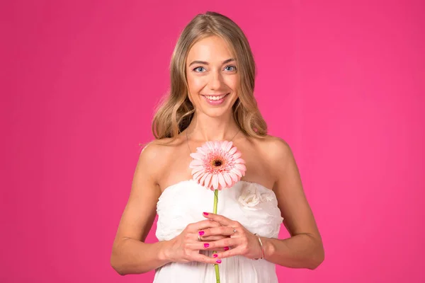 Hermosa Mujer Con Una Flor Gerberas Sobre Fondo Rosa — Foto de Stock