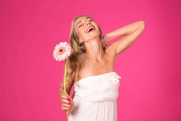 Schöne Frau Mit Einer Gerbera Blume Auf Rosa Hintergrund — Stockfoto