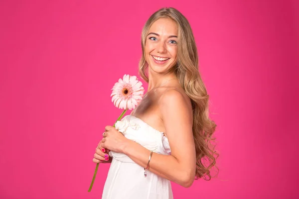 Lycklig Kvinna Med Blomma Gerbera — Stockfoto