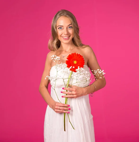 Vacker Kvinna Med Gerbera Blomma Rosa Bakgrund — Stockfoto