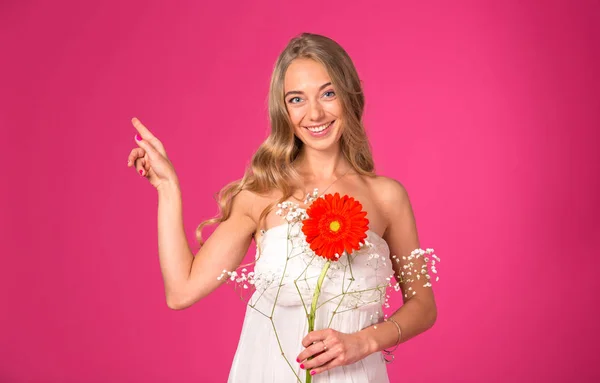 Mujer Feliz Con Gerberas Flores Mujer Linda Mostrando Espacio Copia — Foto de Stock