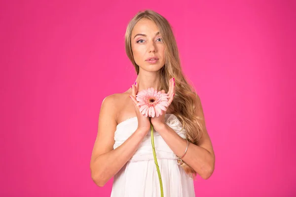 Vacker Blond Kvinna Med Gerbera Blomma Händerna Rosa Bakgrund — Stockfoto