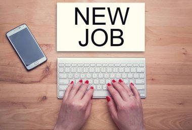 Eller klavye yakın çekim. Yukarıdan görüntüleyin. Kadın bilgisayarda çalışıyor.