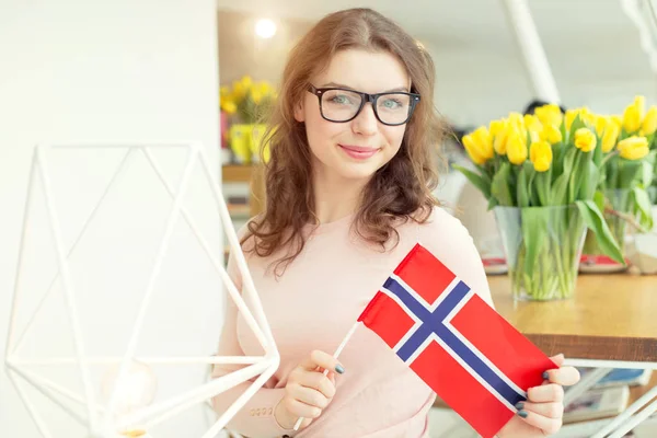 Mulher Jovem Copos Com Uma Bandeira Noruega Mãos Contexto Quarto — Fotografia de Stock