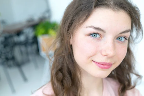 Portrait Young Woman Bright Room — Stock Photo, Image