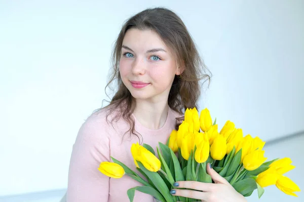 Portret Młodej Kobiety Jasnym Pomieszczeniu Kobieta Bukiet Kwiaty Żółte Tulipany — Zdjęcie stockowe