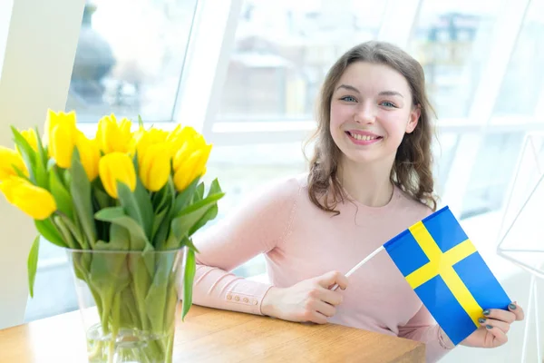 Mujer Joven Con Bandera Suecia Una Estudiante Una Habitación Luminosa — Foto de Stock