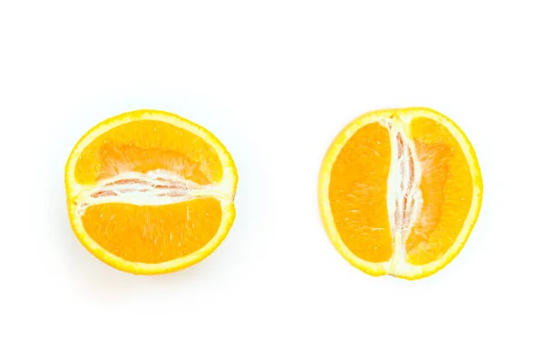 Duas Metades Laranja Sobre Fundo Branco — Fotografia de Stock