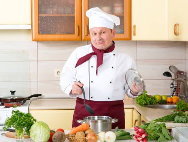 Şef mutfakta yemek ihtiyacı şüpheler.