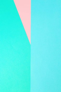 Üçgen. Mavi, pembe ve açık yeşil renkli kağıt arka planı. Metin için yer ile görüntü.