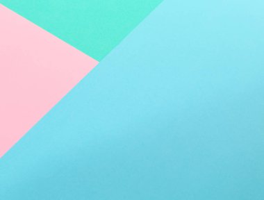 Üçgen. Mavi, pembe ve açık yeşil renkli kağıt arka planı. Metin için yer ile görüntü.