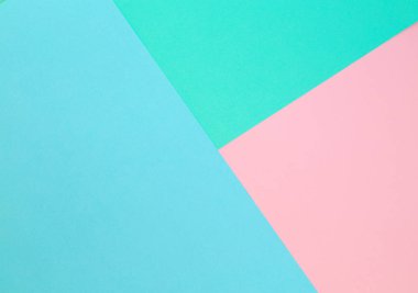 Üçgen. Mavi, pembe ve açık yeşil renkli kağıt arka planı. Metin için yer ile görüntü.