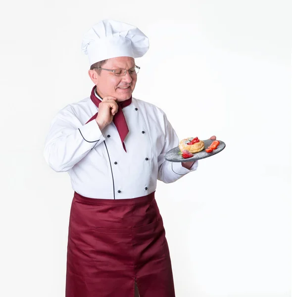 Cozinheiro Confeiteiro Está Segurando Bolo Morango Prato — Fotografia de Stock