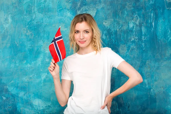 Mulher Loira Feliz Com Bandeira Noruega Fundo Parede Azul Escandinávia — Fotografia de Stock