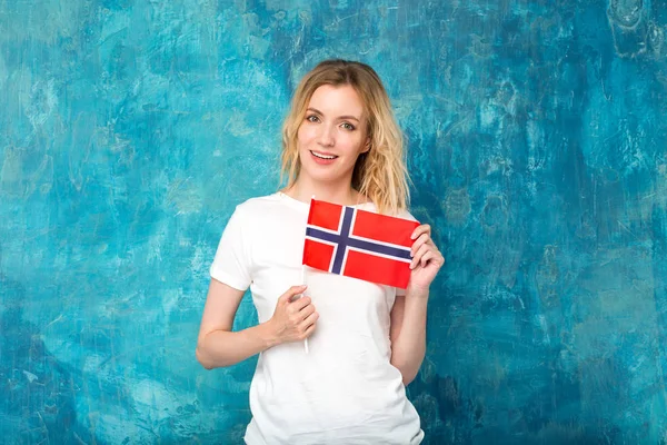 Mujer Rubia Feliz Con Bandera Noruega Sobre Fondo Pared Azul — Foto de Stock