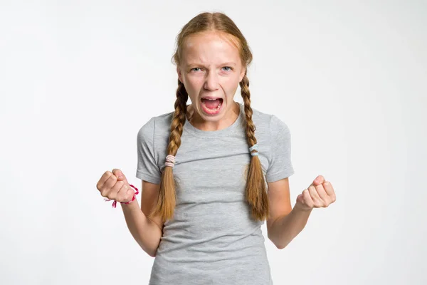 Aggressionen Unter Teenagern Schreit Das Mädchen Vor Grauem Hintergrund — Stockfoto