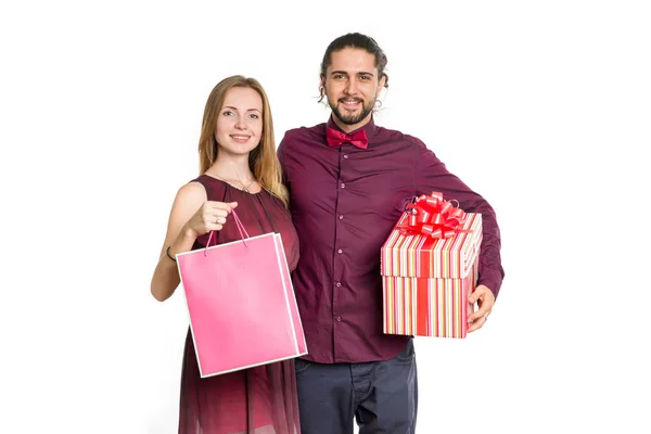 Verliefde Paar Met Een Geschenk Roze Pakket Hun Handen Een — Stockfoto