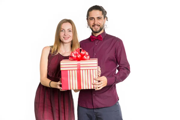 Casal Amoroso Com Presente Suas Mãos Sobre Fundo Claro Natal — Fotografia de Stock