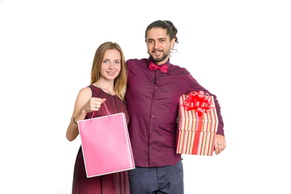 Verliefde Paar Met Een Geschenk Roze Pakket Hun Handen Een — Stockfoto