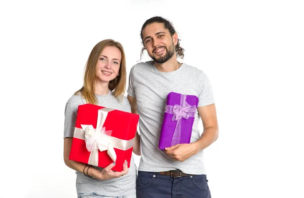 爱的情侣 男人和女人在他们手中的礼物在光的背景 圣诞节 情人节 节日礼物 — 图库照片