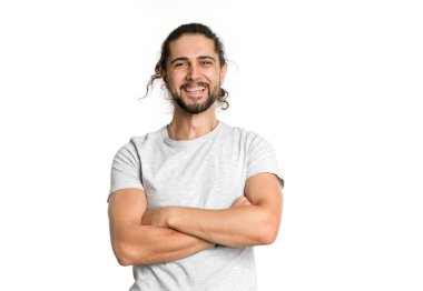 Mutlu gülümseyen adam. Portre sakal, bıyık ve trendy hairdos beyaz arka planda olmayan bir genç yakışıklı erkek.